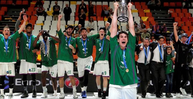 El capitán del Unicaja de Málaga, Carlos Suárez, levanta la copa del campeón tras ganar al Valencia Basket en el tercer y último partido de la final de la Eurocopa. /EFE