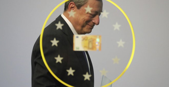 El presidente del Banco Central Europeo (ECB), Mario Draghi, durante la presentación del nuevo billete de 50 euros que entra en circulación, en Fráncfort (Alemania). EFE/Armando Babani