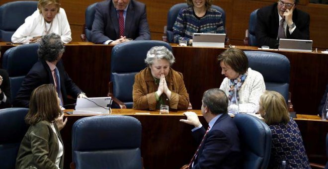 La diputada del PP Isabel Redondo (c), de baja médica tras someterse a dos operaciones el pasado mes de febrero, hoy en la Asamblea de Madrid a la que ha asistido para votar las enmiendas a la totalidad de los presupuestos regionales de 2017.| EFE