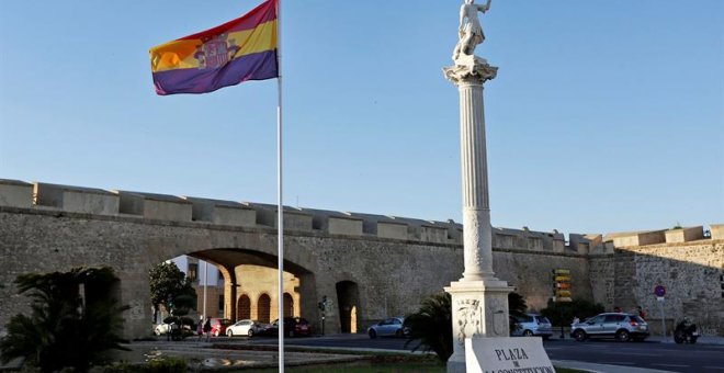 La bandera republicana izada en la plaza de la Constitución de Cádiz con motivo de unas jornadas de memoria histórica. EFE/Román Ríos