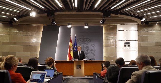 El portavoz del Gobierno y ministro de Cultura, Íñigo Méndez Vigo, durante la rueda de prensa posterior al Consejo de Ministros en el Palacio de La Moncloa. EFE/Ballesteros