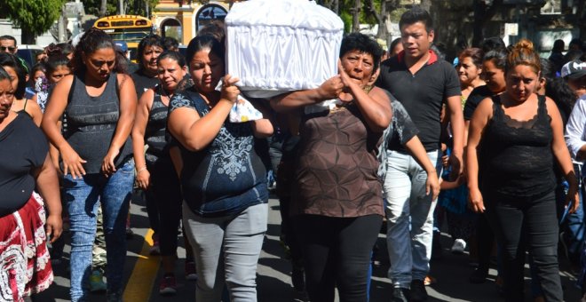 Entierro de Madelin Hernández Hernández, de 15 años, una de las 41 niñas muertas calcinadas en el Hogar Seguro de Guatemala