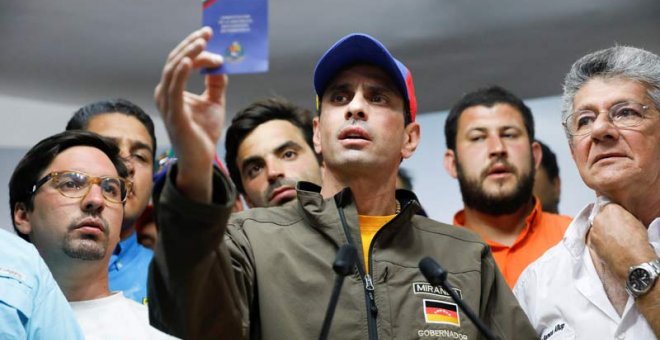 Henrique Capriles sostiene un ejemplar de la Constitución Bolivariana de Venezuela durante un acto de la oposición. | REUTERS