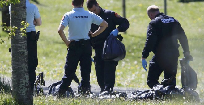 Policías franceses durante las investigaciones para hallar los zulos de ETA en Saint-Pee, cerca de Bayonne. REUTERS/Regis Duvignau