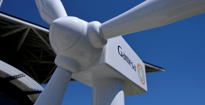 Un aerogenerador de Gamesa en su sede en Madrid. REUTERS