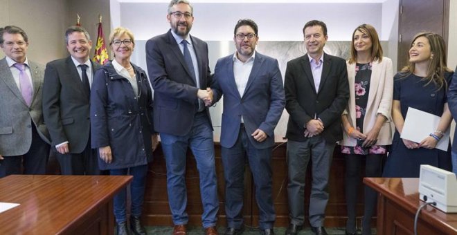 El portavoz del PP en el Parlamento murciano, Víctor Martínez (4i); y el portavoz de Ciudadanos, Miguel Sánchez (4d); con sus equipos negociadores, en la Asamblea Regional, en Cartagena (Murcia). EFE/Marcial Guillén