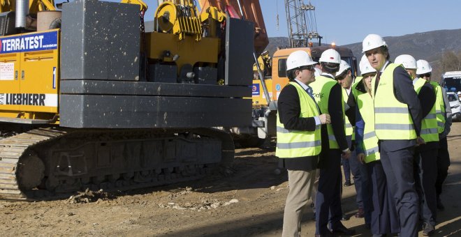 El ministro de Fomento, Íñigo de la Serna, acompañado de autoridades provinciales y regionales, visita las obras de la línea de alta velocidad ferroviaria entre Galicia y la meseta, en Requejo (Zamora). EFE/Mariam A. Montesinos