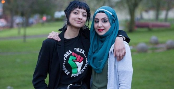 Saffiyah Khan  y Zaira Zafar, durante su encuentro. Imagen: THE GUARDIAN