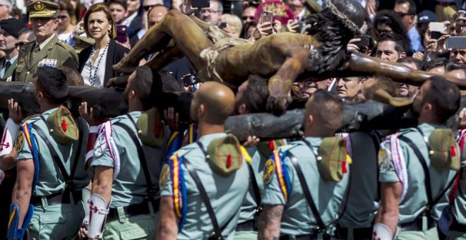 La ministra de Defensa, María Dolores de Cospedal, junto al jefe de la Fuerza Terrestre, el teniente general Gómez de Salazar Mínguez, observan el traslado del "Cristo de Mena", el jueves, en Málaga. EFE/Jorge