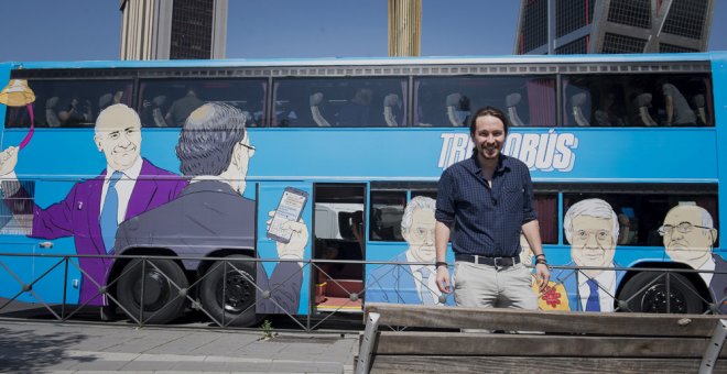 El secretario general de Podemos, Pablo Iglesias, momentos antes de subirse al "tramabús", en la Plaza de Castilla de Madrid. EFE/Luca Piergiovanni