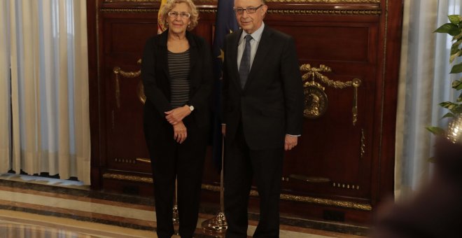 La Alcaldesa de Madrid, Manuela Carmena, con el Ministro de Hacienda Cristóbal Montoro /EUROPA PRESS