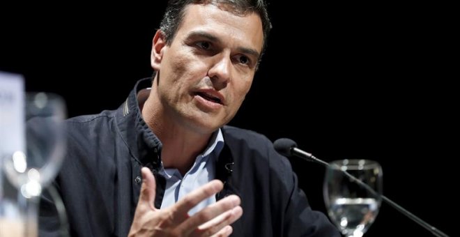 Pedro Sánchez, en un acto con Ian Gibson en Madrid este lunes. EFE/Chema Moya