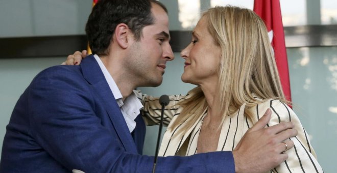 El líder de Ciudadanos en la Comunidad de Madrid, Ignacio Aguado, junto a la presidenta de la Comunidad, Cristina Cifuentes, en una imagen de archivo / EFE