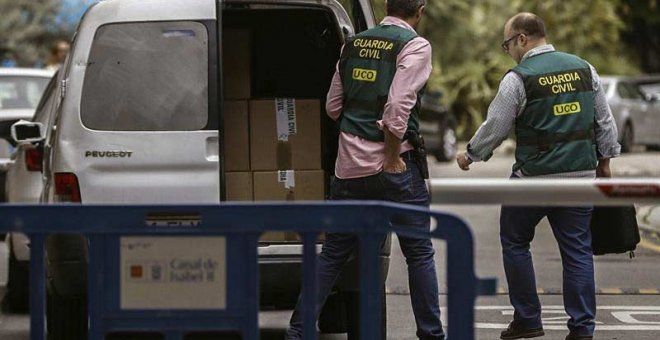 Agentes de la Unidad Central Operativa de la Guardia Civil (UCO), se llevan documentación después de un registro en el marco de la 'Operación Lezo'. | EFE