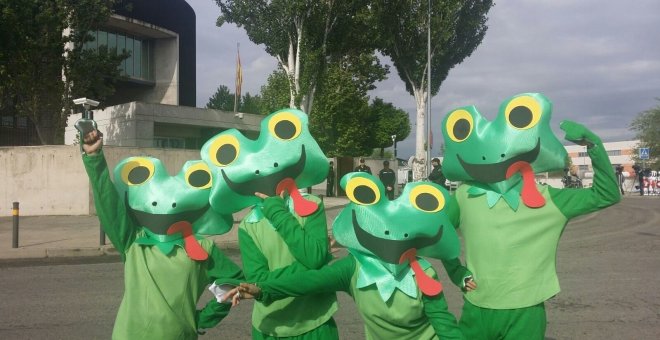 Las Ranas que han recibido a Esperanza Aguirre en la Audiencia Nacional, en su declaraci´n como testigo en el juicio del caso Gürtel. E.P.