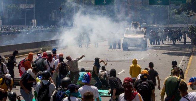 Imagen de los altercados en la manifestación de Caracas. EFE