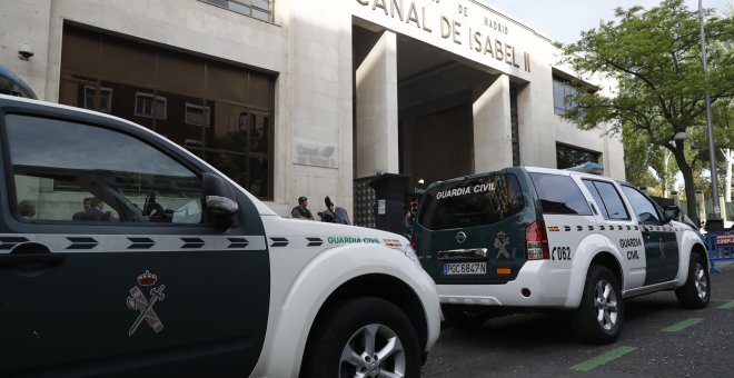 Agentes de la Guardia Civil ante la sede de Canal de Isabel II, en la operación Lezo dirigida por el juez de la Audiencia Nacional Eloy Velasco. EFE/Emilio Naranjo