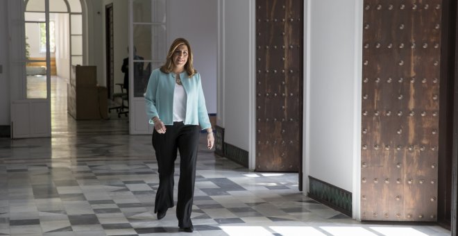 La presidenta andaluza, Susana Díaz, camina por los pasillos del Palacio de San Telmo, sede de la Junta en Sevilla. EFE/Julio Muñoz