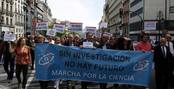 Científicos españoles se suman frente al Ministerio de Educación, en Madrid, a la marcha mundial por la ciencia. EFE/Víctor Lerena