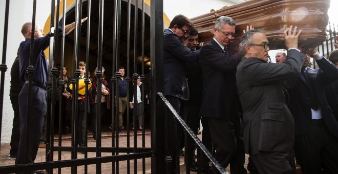 El exministro de Justicia, Alberto Ruiz Gallardón (2ºd), yerno del fallecido José Utrera Molina porta junto a otros allegados el féretro del que fuera ministro en la época franquista.- EFE