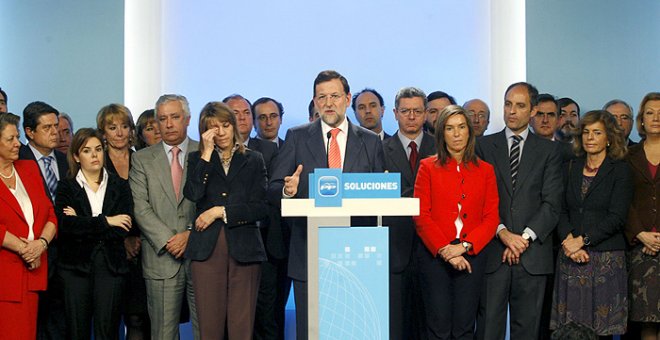 Imagen de la rueda de prensa del líder del PP, Mariano Rajoy, el 11 de febrero de 2009, rodeado de la plana mayor del partido entonces, cuando arrancó de la investigación del caso Gürtel. EFE/Víctor Lerena