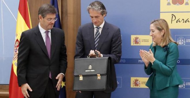 El ministro de Fomento, Íñigo de la Serna, acompañado por el ministro de Justicia y antecesor en el cargo, Rafael Catalá, y la presidenta del Congreso y ex ministra de Fomento, Ana Pastor - EFE