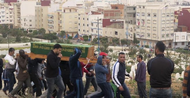 Decenas de personas enterraron hoy en la localidad norteña de Fnideq (Castillejos) a la mujer porteadora que murió tras ser aplastada en una avalancha en el nuevo paso fronterizo de la ciudad española de Ceuta.- EFE/Fatima Zohra Bouaziz