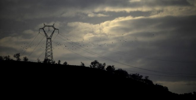 Torre eléctrica de alta tensión cerca de la localidad sevillana de Santiponce. AFP/Cristina Quicler