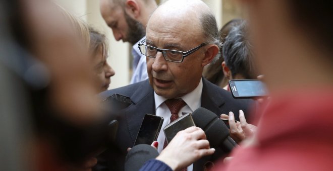 El ministro de Hacienda, Cristóbal Montoro, atiende a los medios tras la sesión del control al Gobierno en el Senado. EFE/Javier Lizón