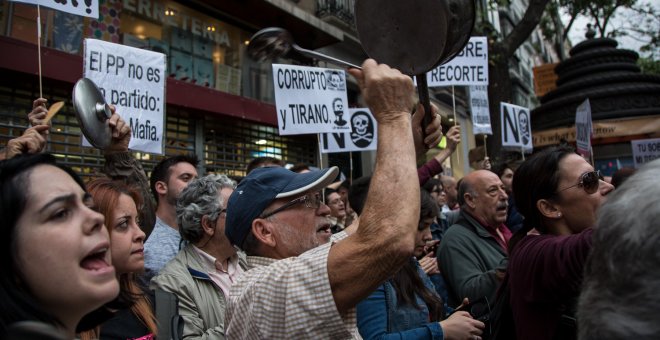 Un manifestante protesta frente a la sede del PP.- JAIRO VARGAS