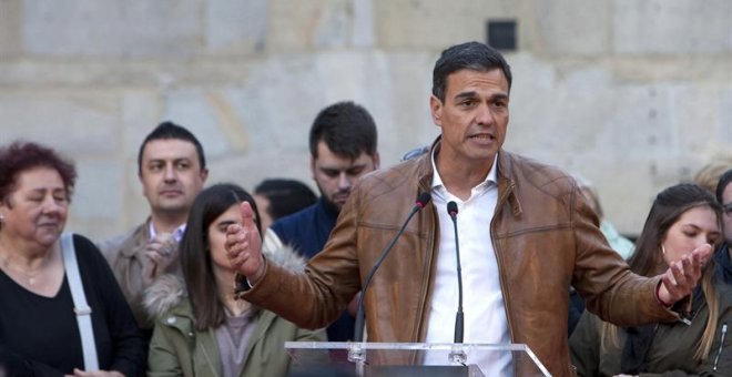 El candidato a la secretaría general de PSOE, Pedro Sánchez, durante su intervención en un acto con simpatizantes este miércoles en Pontevedra, para apoyar su candidatura en las primarias del partido. EFE / Salvador Sas