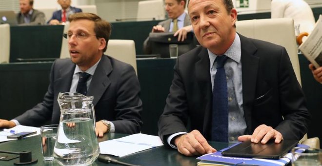 Martínez-Almeida y Henríquez de Luna, en el pleno del Ayuntamiento de Madrid el pasado martes. EFE/Ballesteros