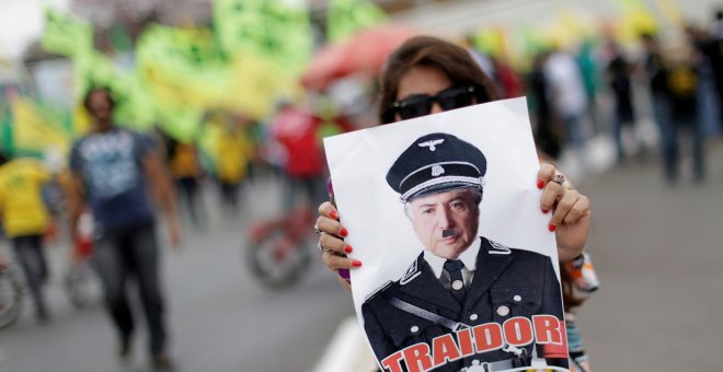 Una manifestante sostiene una pancarta en la que pide la salida de Temer del gobierno en las protestas de este viernes. REUTERS/Ueslei Marcelino