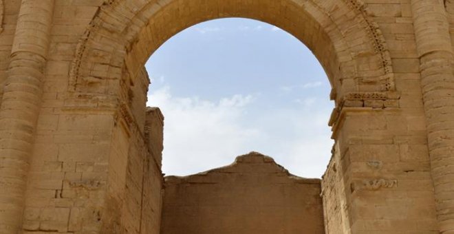 Los terroristas destruyen parte de los monumentos de Hatra, pero no las fortificaciones. EFE/EPA/OMAR ALHAYALI