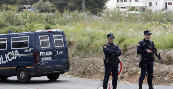 Dos policías durante una operación antiyihadista en Teulada (Comunitat Valenciana). /EFE