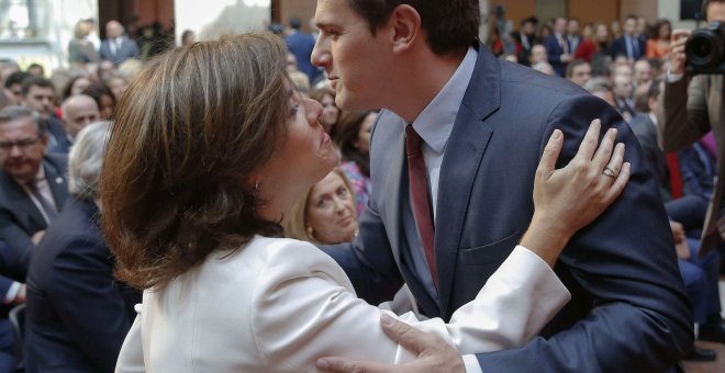 La vicepresidenta del Gobierno, Soraya Sáenz de Santamaría, saluda al presidente del Ciudadanos, Albert Rivera, durante el acto de entrega de las Medallas de la Comunidad de Madrid y las Condecoraciones de la Orden del Dos de Mayo. EFE/Paco Campos