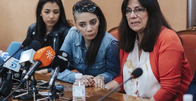 Jimena Rico, la joven retenida en Estambul, junto a su madre y su pareja, Shaza Ismail. EFE/Carlos Díaz