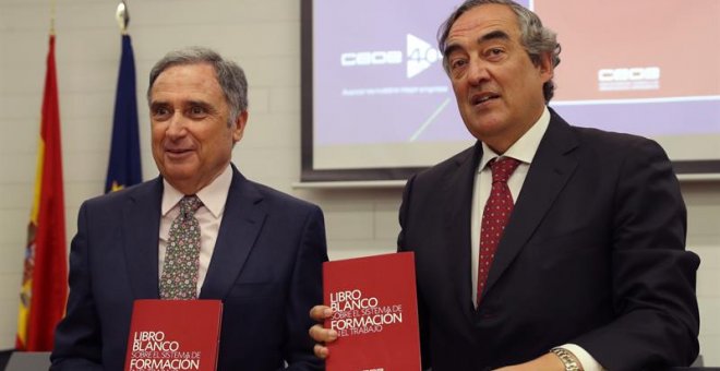 El presidente de CEOE, Juan Rosell (d), y el presidente de la Comisión de Formación de CEOE, José Antonio Sarría (i), presentan el Libro Blanco sobre el sistema de formación en el trabajo./EFE