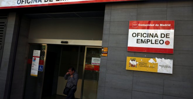 Un hombre sale de una oficina del Servicio de Empleo de la Comunidad de Madrid. REUTERS/Susana Vera