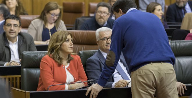 La presidenta andaluza, Susana Díaz, habla con el portavoz de Ciudadanos, Juan Marín, en el Parlamento andaluz / EFE