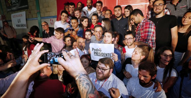 El ex secretario general del PSOE y candidato a las Primarias, Pedro Sánchez, juntos a simpatizantes en un acto de su campaña en Elche (Alicante). EFE/Manuel Lorenzo