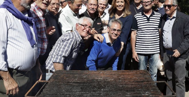 La presidenta andaluza y aspirante a las primarias del PSOE, Susana Díaz, en un desayuno con militantes "con raíces extremeñas" de Sant Boi de Llobregat. EFE/ Andreu Dalmau