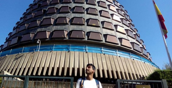 Zeshan Muhammad, frente al Tribunal Constitucional, que desestimó su recurso por una redada racista de la Policía.- SOS Racisme