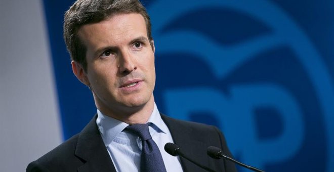 Fotografía facilitada por el PP, de su vicesecretario de Comunicación, Pablo Casado, durante la rueda de prensa que ha ofrecido tras la reunión del Comité de Dirección del PP, en la sede del partido, en la calle Génova de Madrid. EFE/Tarek Mohamed