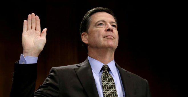 James Comey jura antes de declarar en el Senado de Estados Unidos el pasado 3 de mayo de 2017. | REUTERS