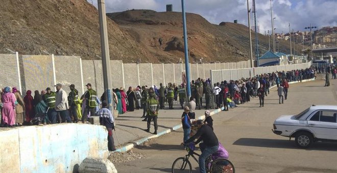 Dos largas filas paralelas, una de las mujeres y otra de los hombres, en el lado marroquí del punto fronterizo Tarajal II.- EFE/Mohamed Siali