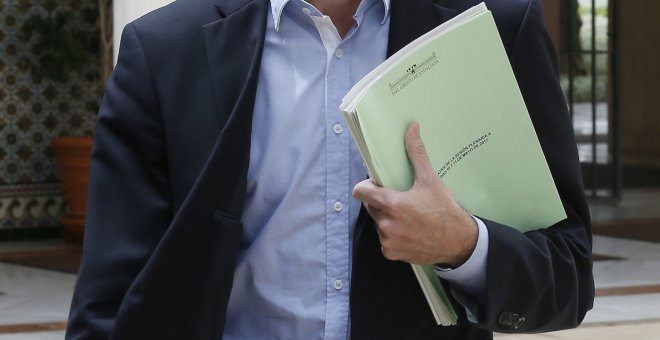 El portavoz de IU, Antonio Maillo, momentos antes de comenzar el pleno en el Parlamento de Andalucía, hoy en Sevilla. EFE/Jose Manuel Vidal