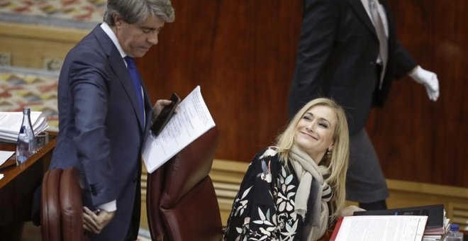 La presidenta regional, Cristina Cifuentes, y el consejero de Presidencia, Justicia y Portavoz, Ángel Garrido, durante el pleno monográfico que hoy celebra la Asamblea de Madrid sobre el Canal de Isabel II. | EMILIO NARANJO (EFE)