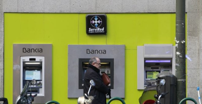 Un cliente opera en un cajero automático de Bankia. E.P.