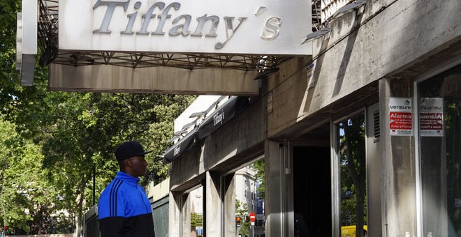 Djiby posa frente a la discoteca Tiffany´s / Es Racismo (Youssef Ouled)